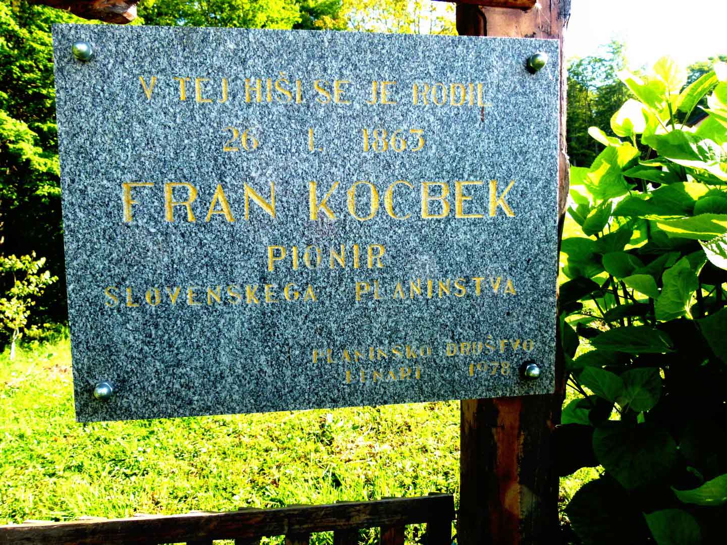 Spominska plošča na spominskem kraju, kjer je bila rojstna hiša Franca Kocbeka (1863 - 1930), na Ločkem Vrhu pri Benediktu